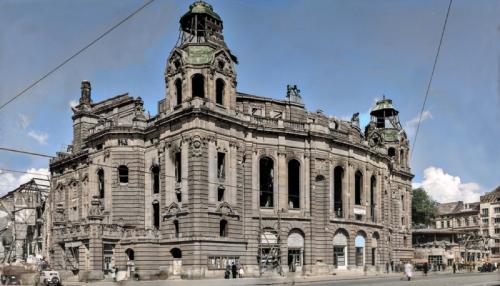 Das Foto von 1946 zeigt den Zustand der Oper nach der Beschädigung durch einen Bombenangriff im Jahr 1943. Rheinisches Bildarchiv Köln, rba_640918. Kolorierung: WEGEN de LEUT media, Klau