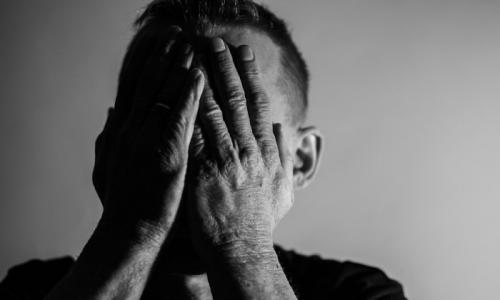 Trotz überstandener Corona-Infektion leiden viele Menschen weiter an schwerwiegenden Symptomen. Foto: whoismargot / Pixabay (Symbolbild).