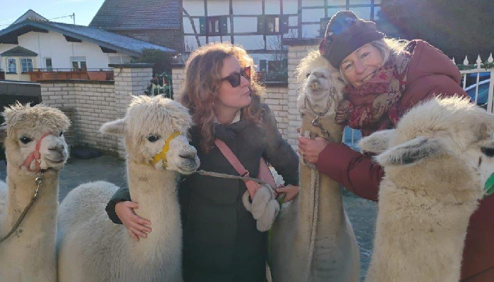 Umzingelt: die Autorin mit ihrer Tochter im Reich der Alpakas. Foto: Rajka Schneider
