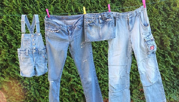 Jeansstoffe gibt es in vielen Formen. Alle können zu neuen Stoffen recycelt werden. Foto: Ralf Sundermann / Pixabay