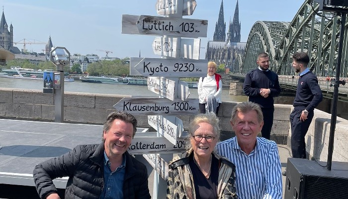 Claudia Burger (Mitte vorn) auf dem nach ihrem Mann benannten Norbert-Burger-Platz. Foto: Heike Keilhofer